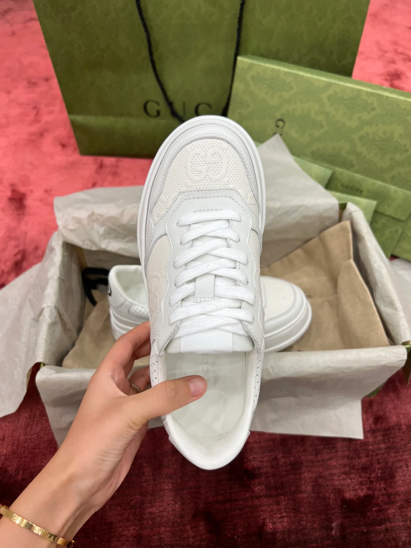 👟👟Ex-factory price 480👟👟 Gucc*i~~New upgraded version, original original color @GG couple's thick-soled shoes...biscuit shoes...white shoes...sneakers...flat shoes...catwalk style: celebrities, Internet celebrities, Xiaohongshu, etc. will definitely plant grass and call❤ Original customized cowhide fabric (classic old floral fabric, perforation, embossing process), the original bottom has a big logo, and there is a GG on the heel Logo, 5cm thick sole, classic Gucci webbing... Women's size 35-40, men's size 39-44
